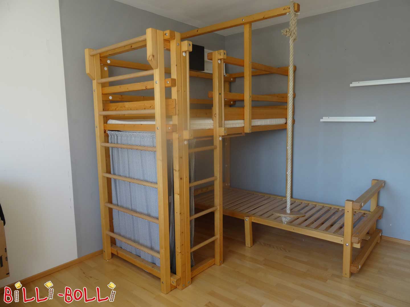 سرير بطابقين وسرير بطابقين فوق الزاوية (باب: سرير بطابقين مستعمل)