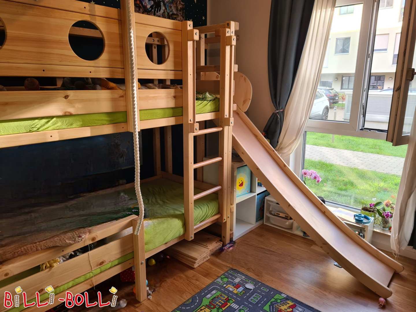 Køyeseng 90x200 cm i furuklar lakkert med lysbildetårn (Kategori: Køyeseng brukt)