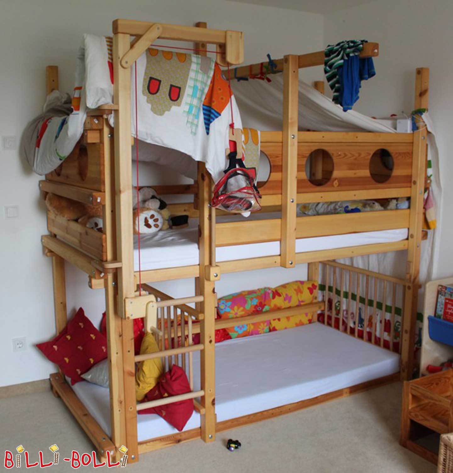 Dviaukštė lova 90x200 cm, pušis, medaus spalvos alyvuotas, daug priedų (Kategorija: Naudojama dviaukštė lova)