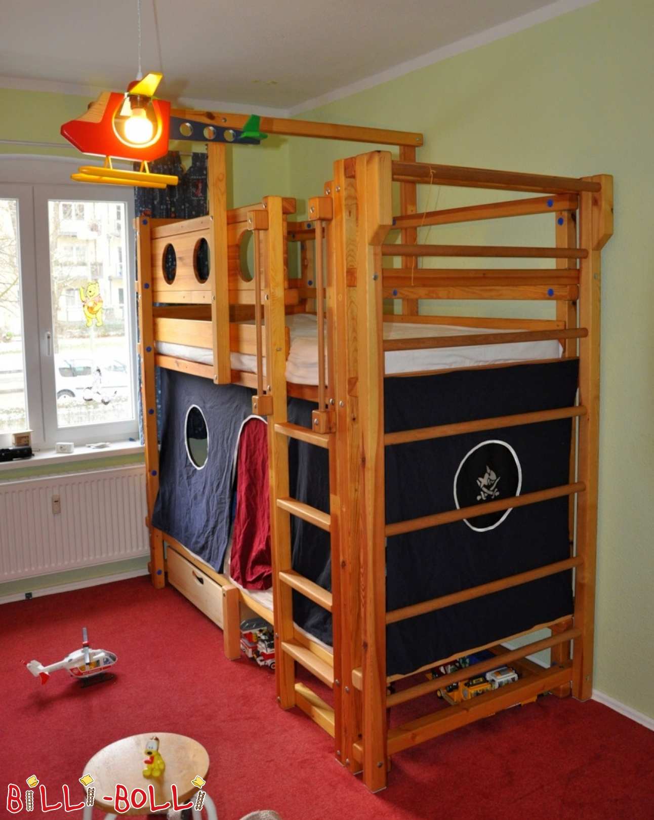 Pinuz egindako ohe-ohea horma-barrekin Berlinen (Kategoria: Loft ohea behar da)