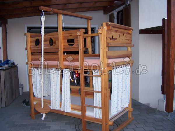 سرير بطابقين الصنوبر (باب: سرير علوي مستعمل)