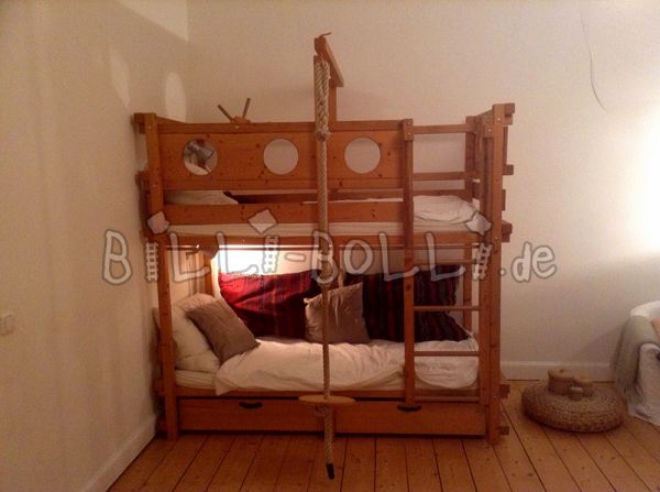 سرير بطابقين في شجرة التنوب (باب: سرير علوي مستعمل)