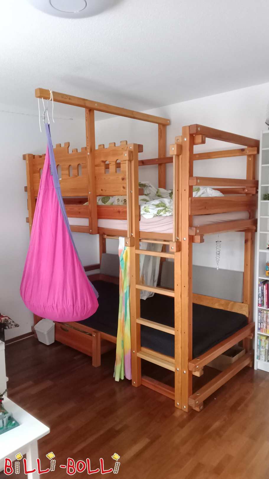 Mäntyinen kerrossänky, jossa on ritari-linnan laudat ja keinupalkki (Luokka: Kerrossänky - sivuttaissuuntainen käytetty)