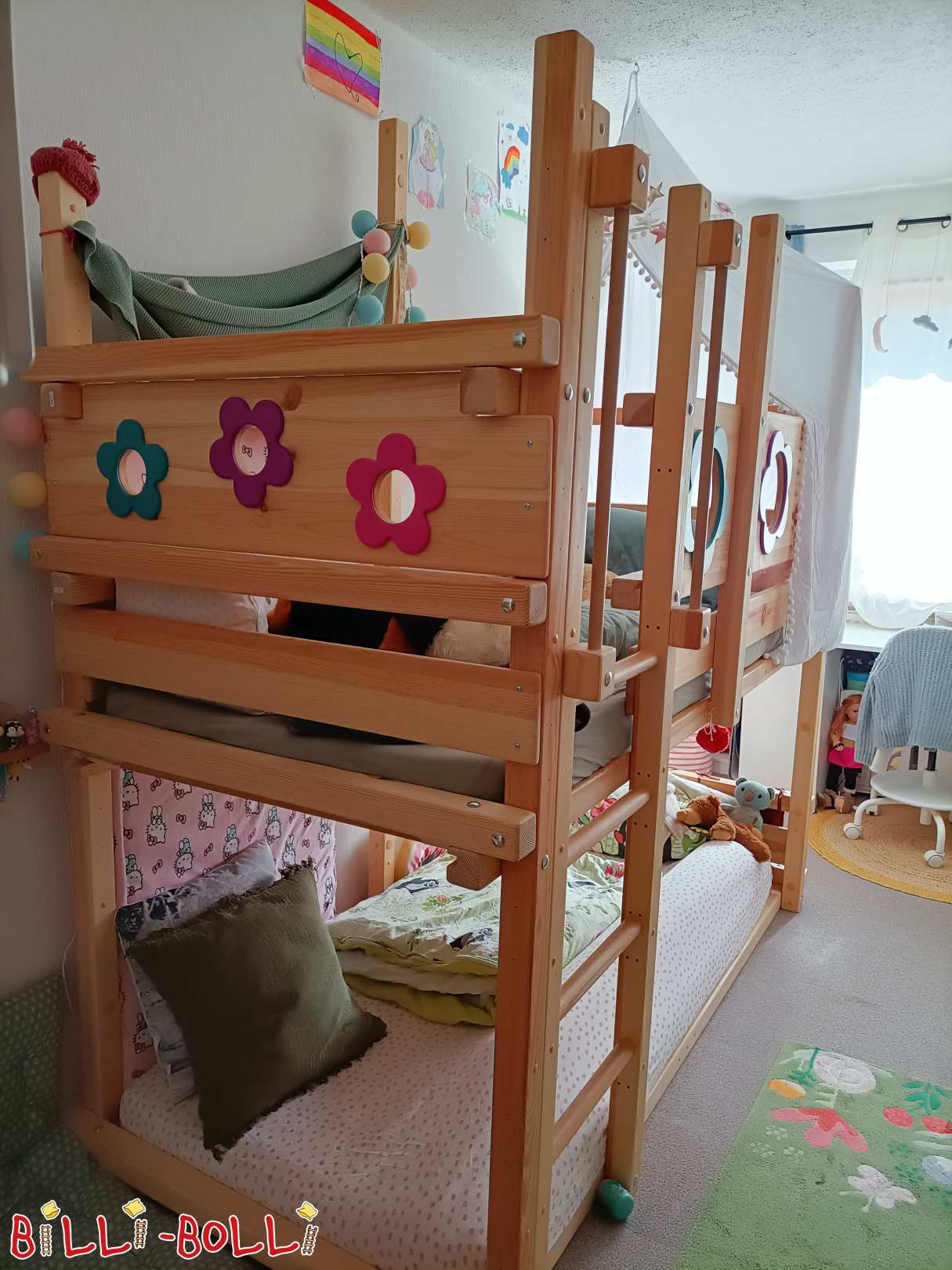 Køyeseng med blomstermotiv og hengende hule, Nord-Tyskland (Kategori: Køyeseng brukt)