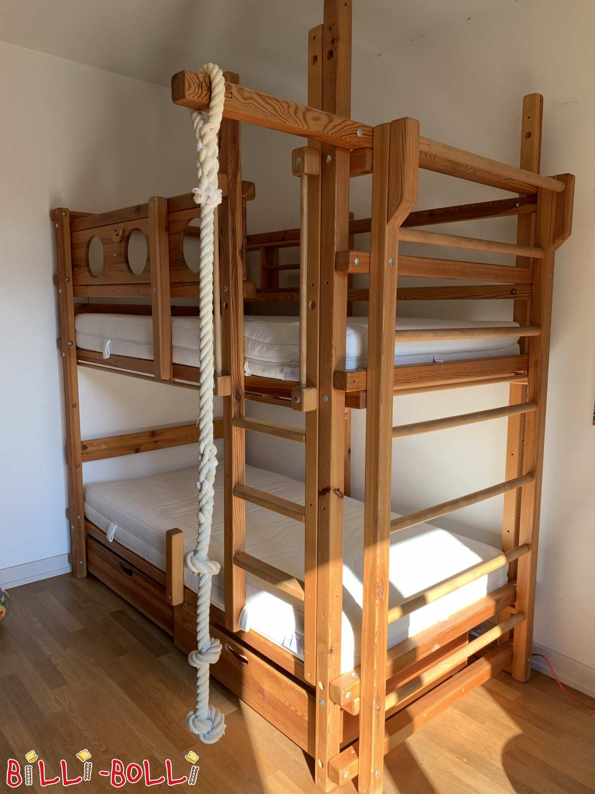 Krevet na kat s otvorima, zidnim šipkama, ladicama za krevete, policama itd (Kategorija: Krevet na kat used)