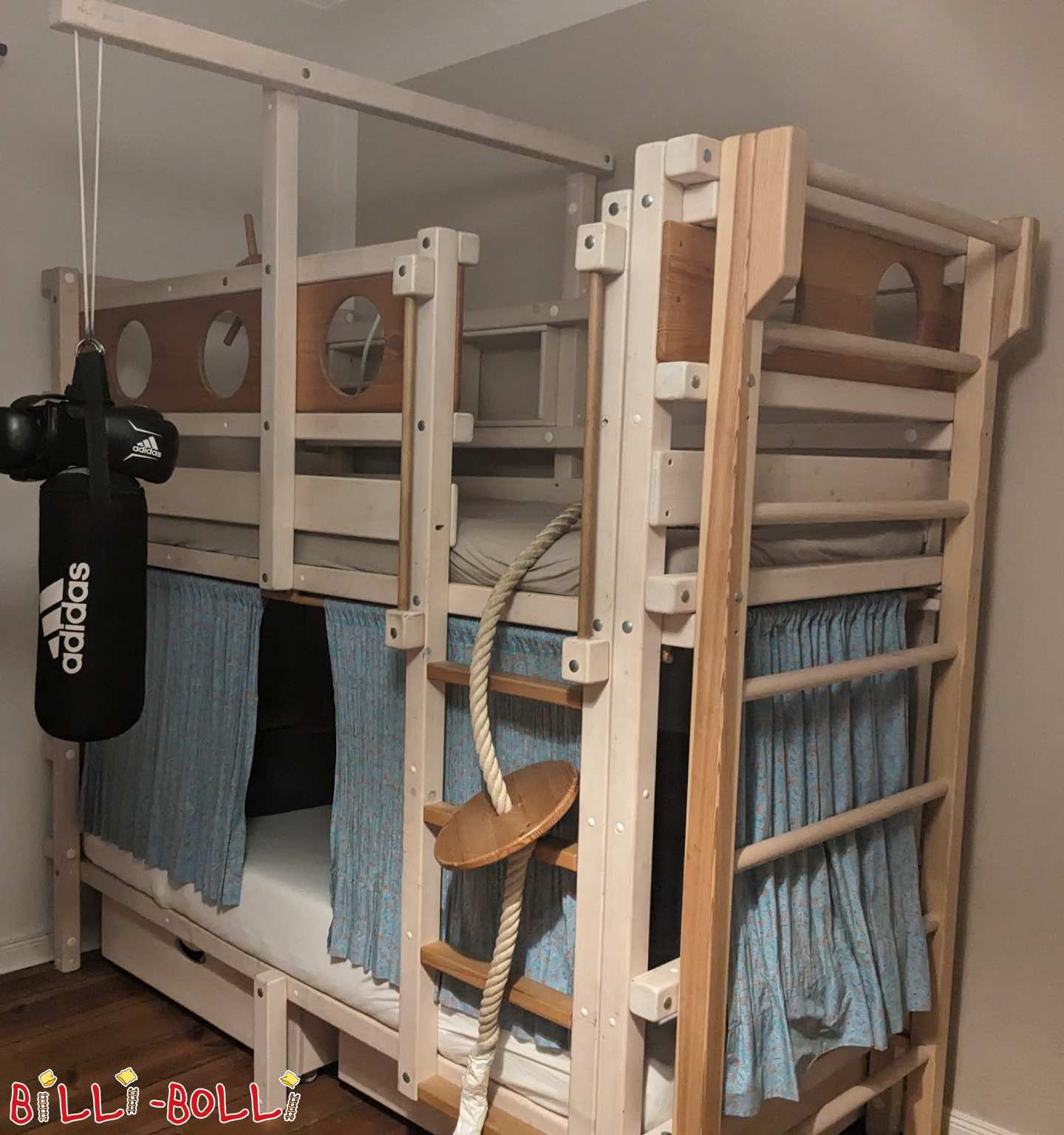 Divstāvu gulta ar šaujamlūku dēļiem, daudz aksesuāru, balts stiklots, Potsdama (Kategorija: Divstāvu gulta lietots)