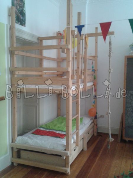 Krevet na kat s visokim stopalima (Kategorija: Korišten krevet u potkrovlju)
