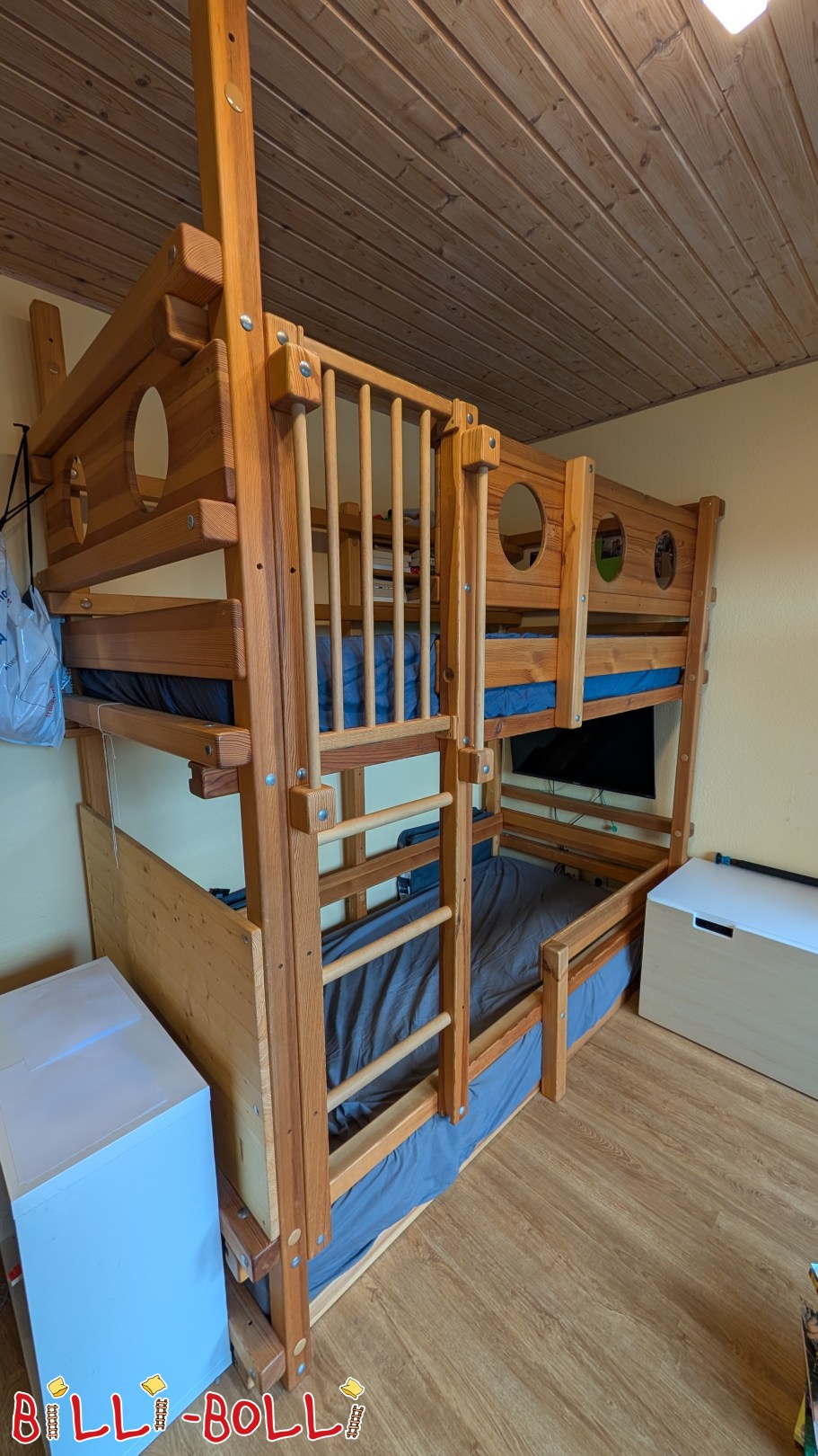 Reklamm 5730: Etagenbett mat Etagenbretter, 2 Späicherkëschten ënner dem Bett an engem klenge Regal Etagenbett mat Etagenbretter, 2 Späicherkëschten ënner dem Bett an engem klenge Regal (Kategorie: gebrauchte Etagenbetten)