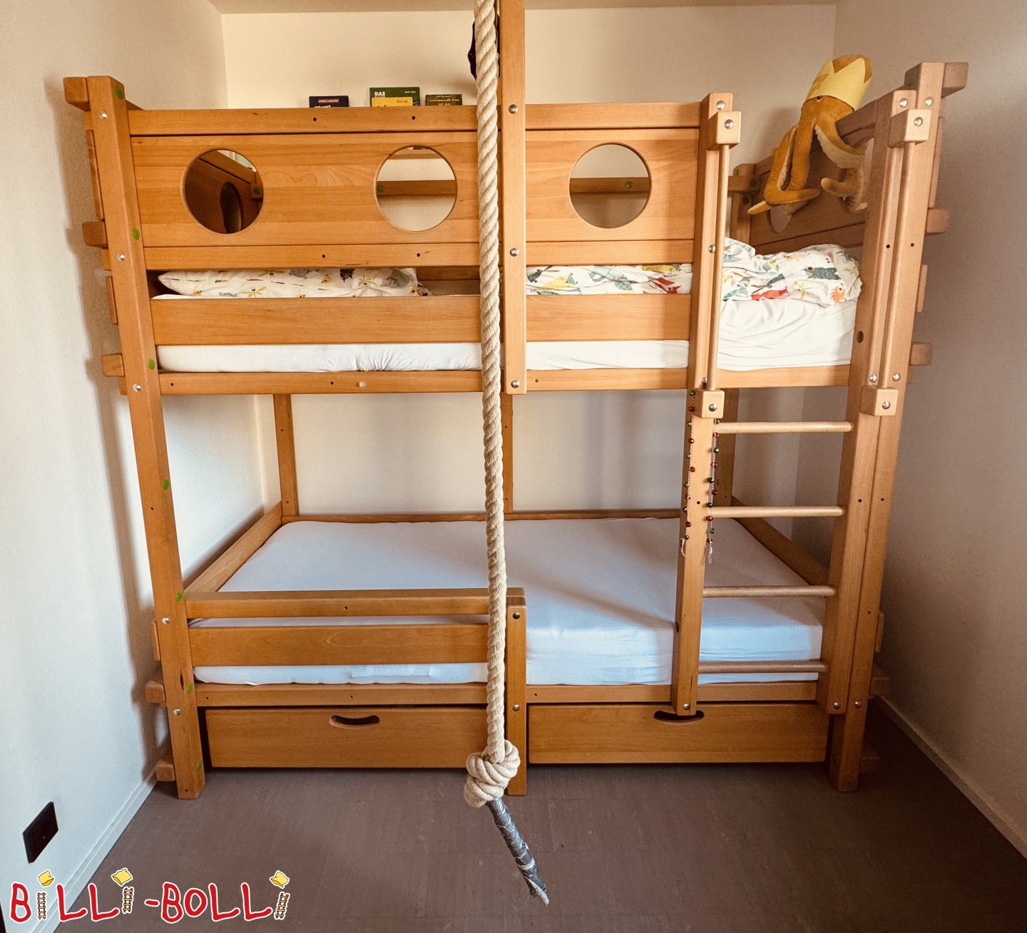 Oglas 7078: Kata krevet s bočnim daskama i dva ladica, uljan i vošten bukov Kata krevet s bočnim daskama i dva ladica, uljan i vošten bukov (Kategorija: Polovan Kajkasti krevet)