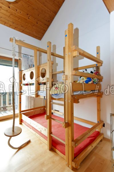 Poschodová posteľ s matracmi (Kategória: Použitá vysoká posteľ)