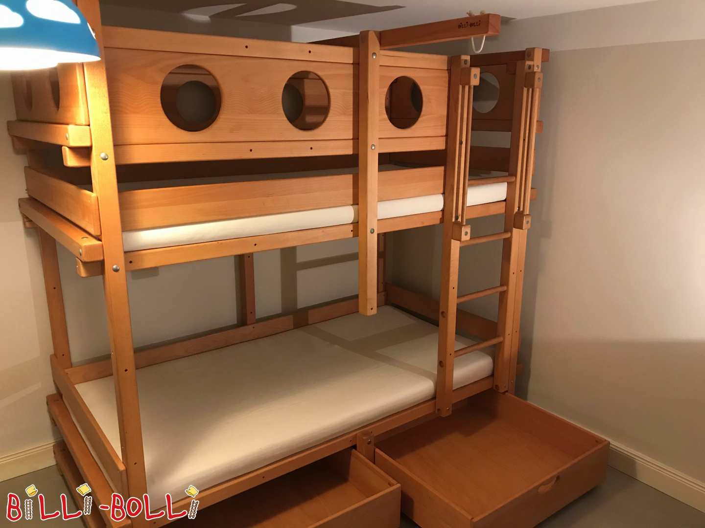 سرير بطابقين مع مرتبة بأبعاد 100x200 من خشب الزان المشمع بالزيت (باب: سرير بطابقين مستعمل)
