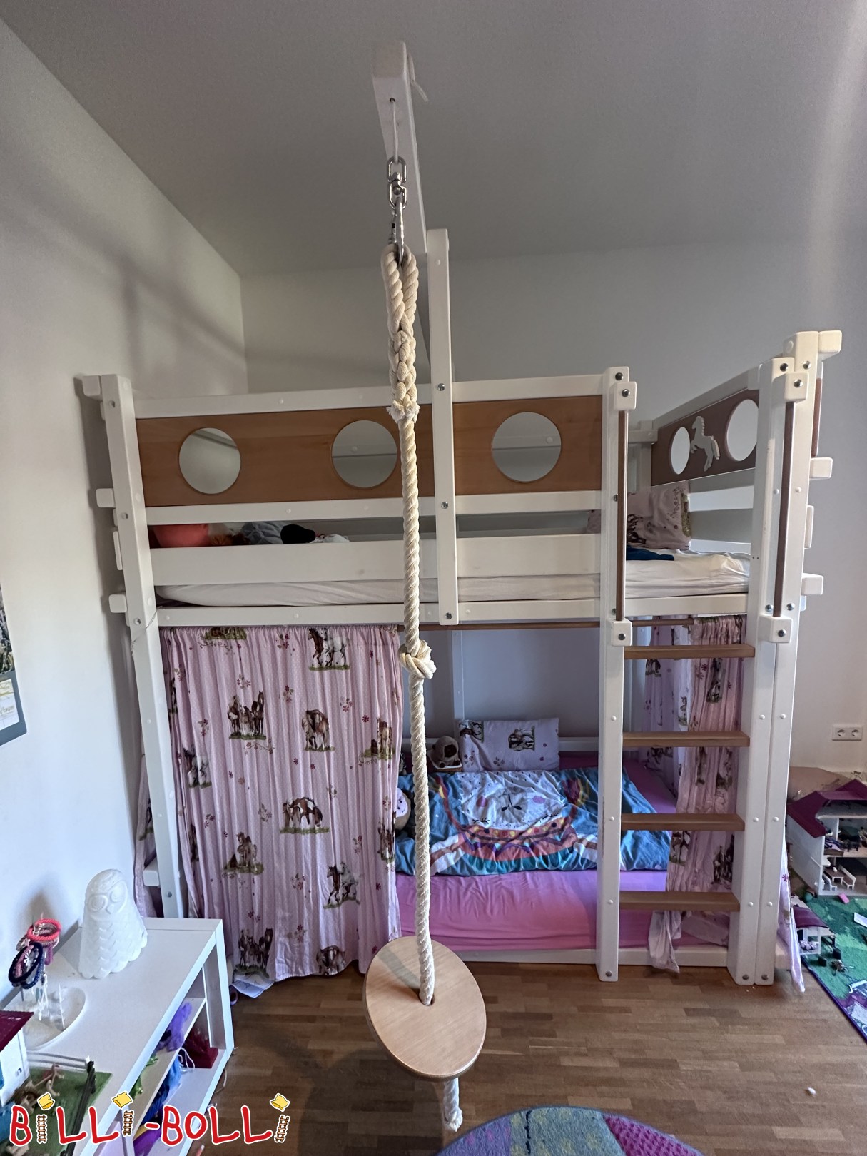 At temalı çam tahtalı ranza, beyaz vernikli, HH'de (Kategori: Çocukla birlikte büyüyen yüksek yatak kullanılmış)