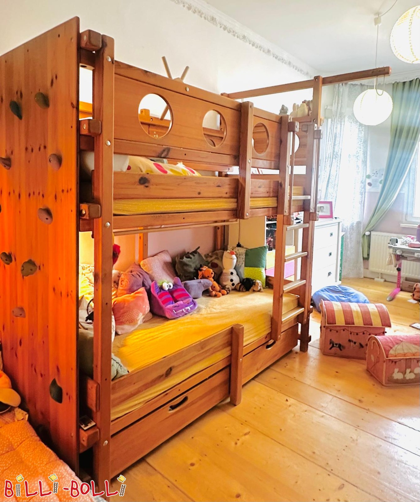 Reklamm 5788: Etagebett mat enger Schaukel, Späicherplaz ënner dem Bett an enger Kletterwand Etagebett mat enger Schaukel, Späicherplaz ënner dem Bett an enger Kletterwand (Kategorie: gebrauchte Etagenbetten)