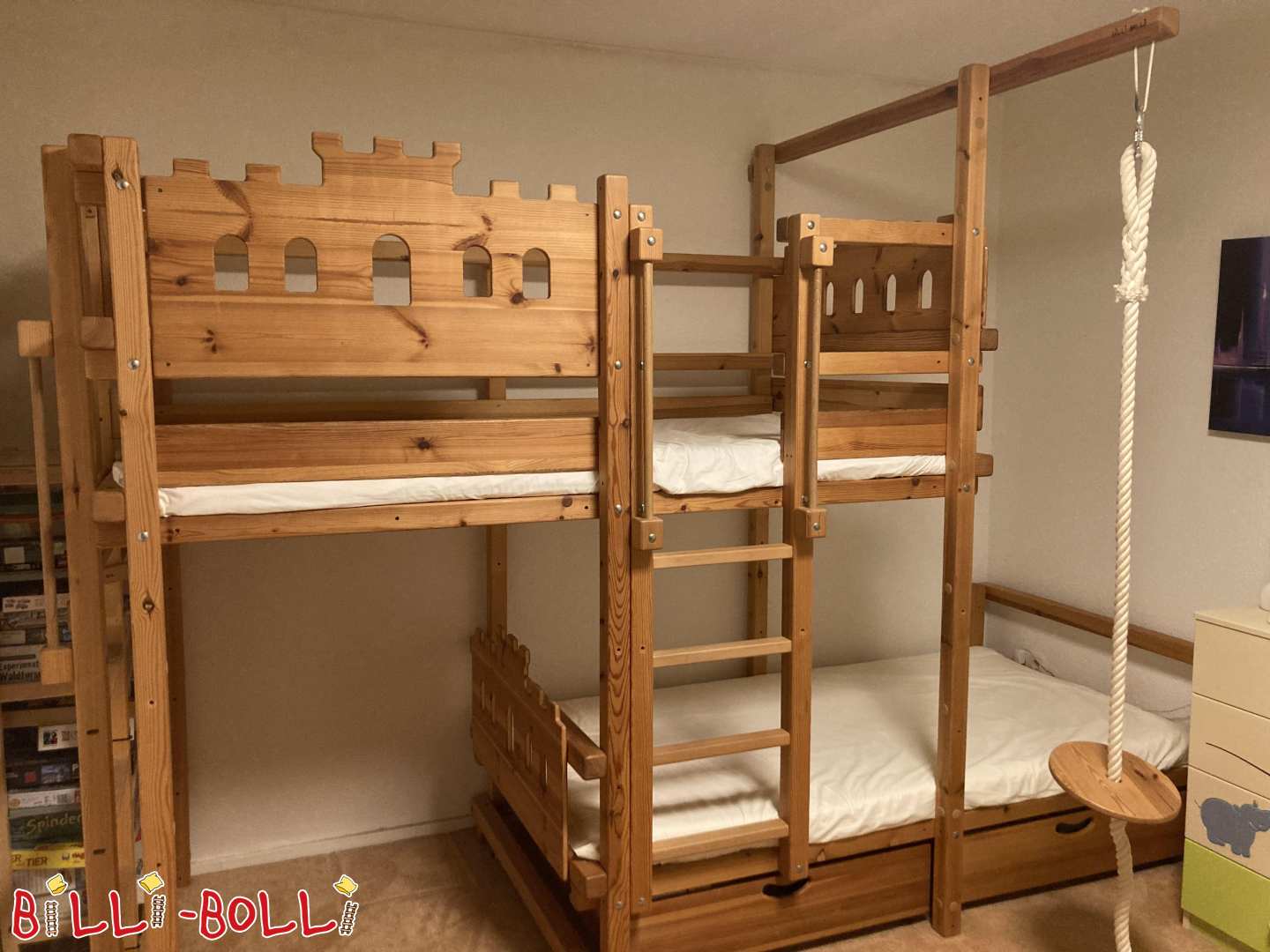 سرير بطابقين يقابله جانبيا زخرفة قلعة الفارس في كيل (الفئة: سرير طابقي-متأخر جانبيامستعمل)