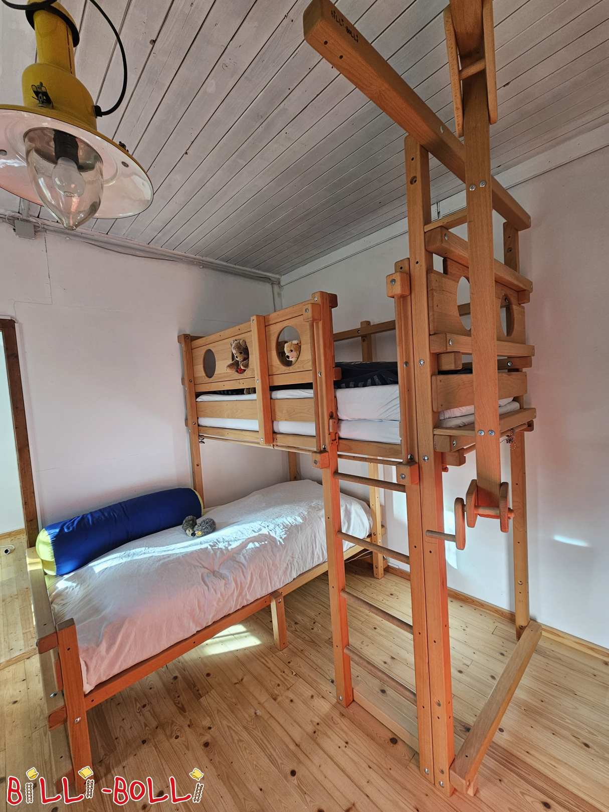 Nurgas asuv kahekorruseline voodi, 90x200, pöök, õlivahaga töödeldud, Augsburgis (Kategooria: Põrandavoodi üle nurga kasutatud)