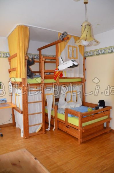 سرير بطابقين فوق الزاوية من خشب الصنوبر (باب: سرير علوي مستعمل)