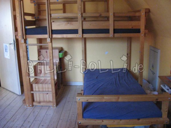 Dviaukštė lova virš kampo su nuožulniu stogo laipteliu (Kategorija: Naudojama dviaukštė lova)