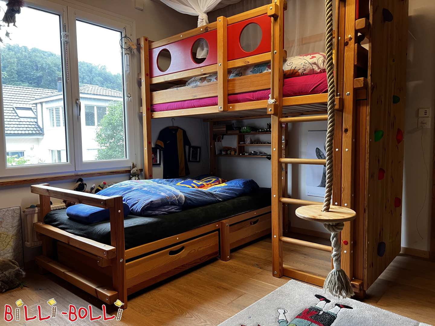 Kasur bunk sudhut karo dekorasi bajak laut lan akeh aksesoris, cedhak Basel, Swiss (Category: Kasur pojok digunakake)