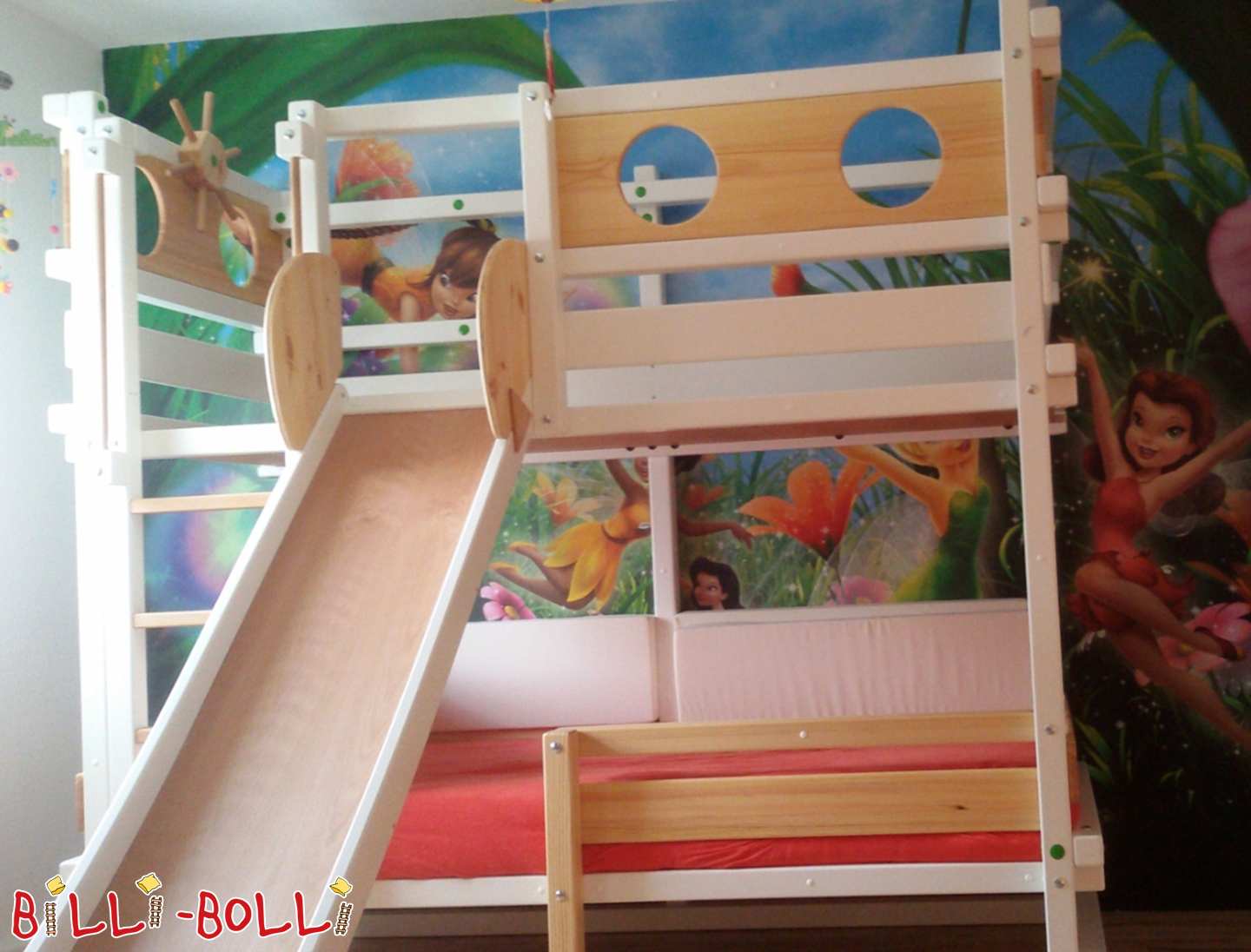 Oglas 7046: Bijeli krevet na kat s toboganom i udobnim galerijskim prostorom Bijeli krevet na kat s toboganom i udobnim galerijskim prostorom (Kategorija: Polovan Kajkasti krevet)