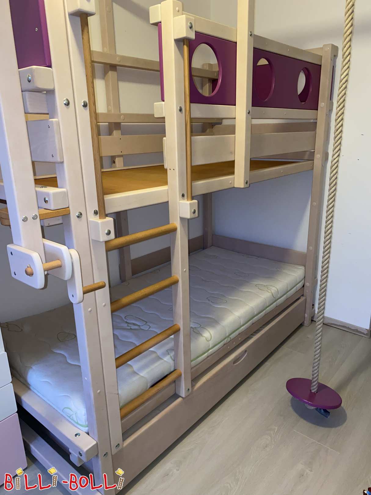 Poschodová posteľ vrátane úložného priestoru v bukových bielych glazovaných fialových okienkach (Kategória: Poschodová posteľ použitá)
