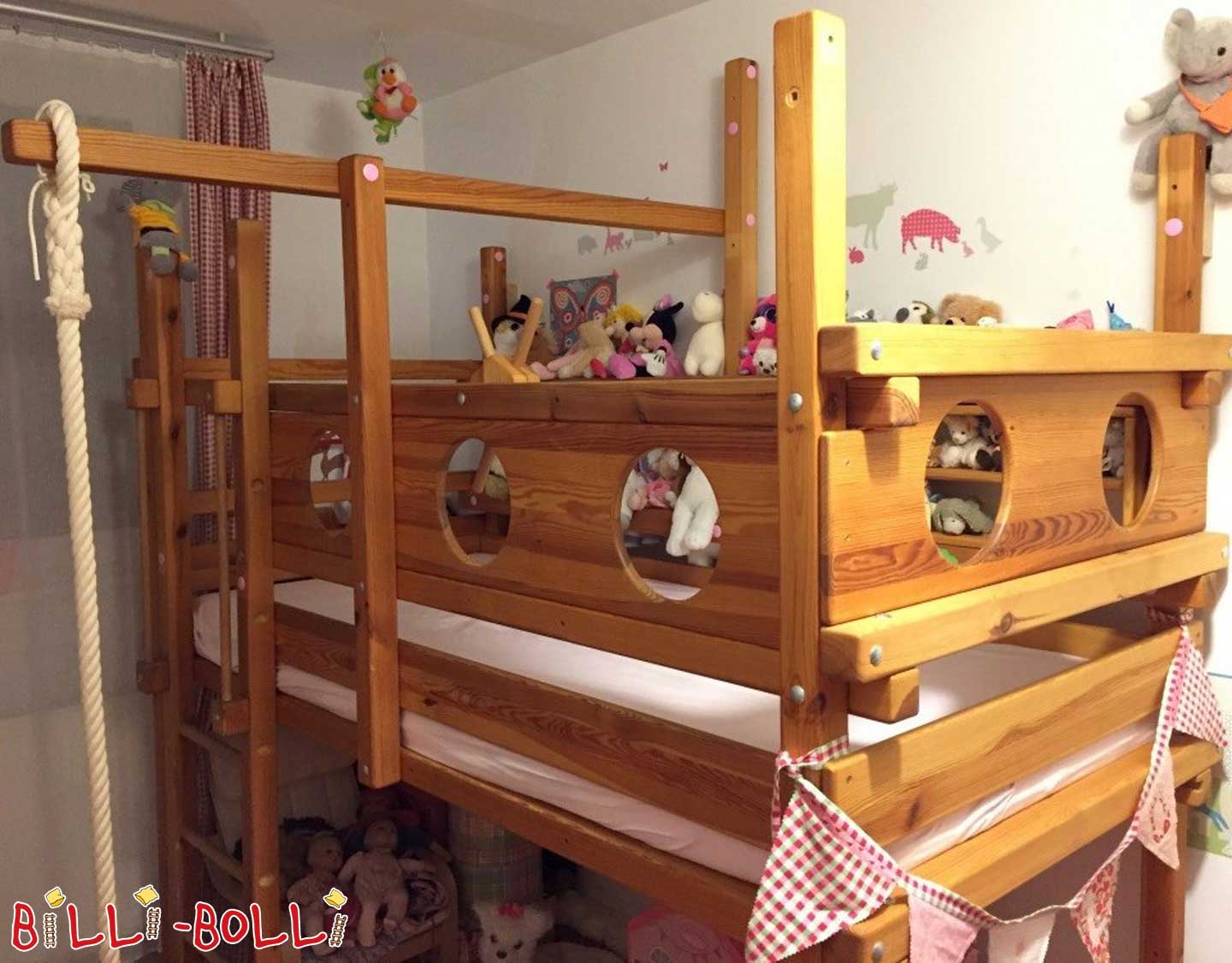 Dobře upravená podkrovní postel, která roste s dítětem (Kategorie: Použitá podkrovní postel)