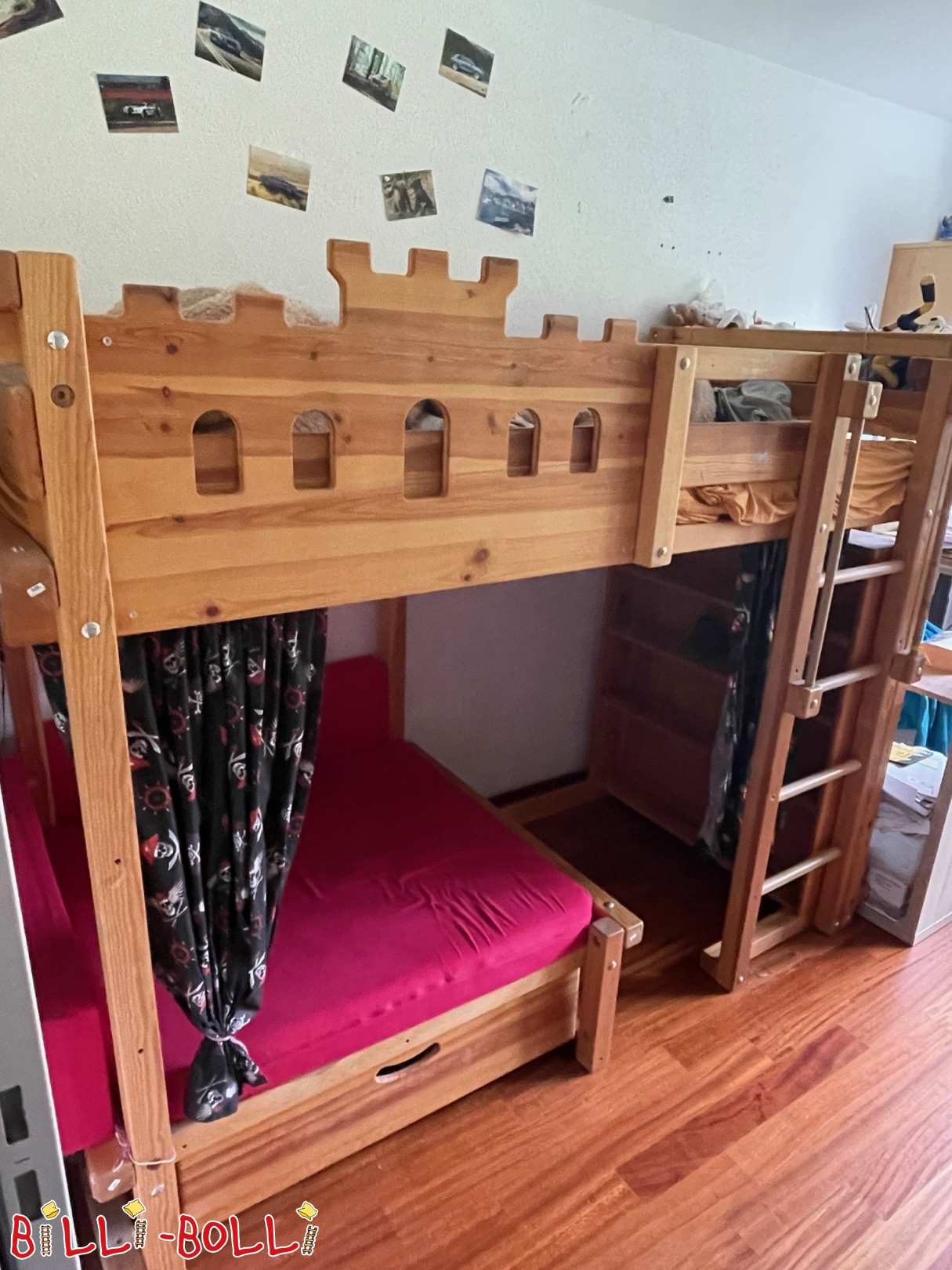 Pusaugstuma gulta ar mājīgu stūri priedē, Cūgā/Šveicē (Kategorija: Izmantota Stūra gulta)