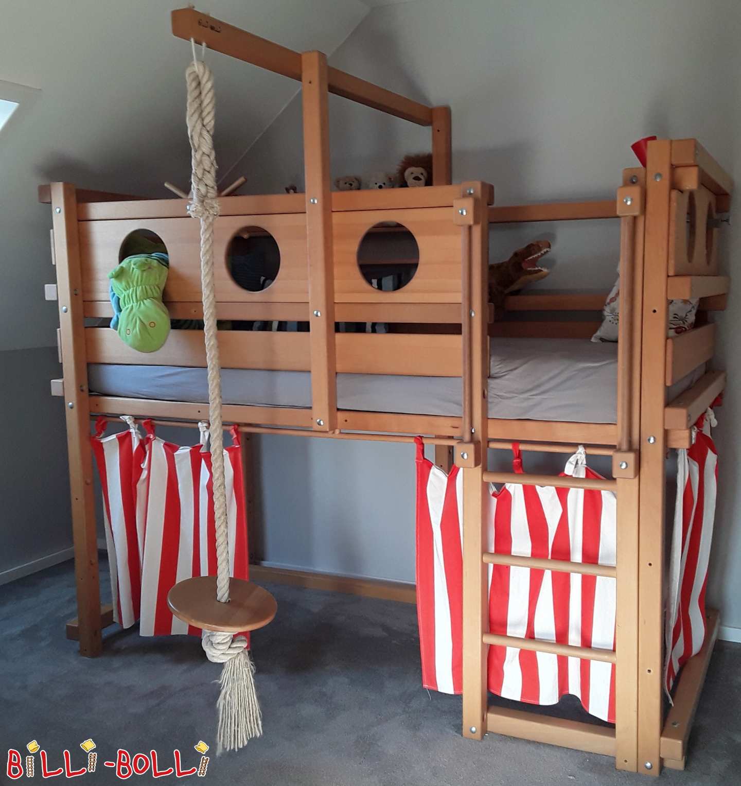 سرير علوي نصف الارتفاع مصنوع من خشب الزان في أوسلوس (باب: سرير علوي مستعمل)