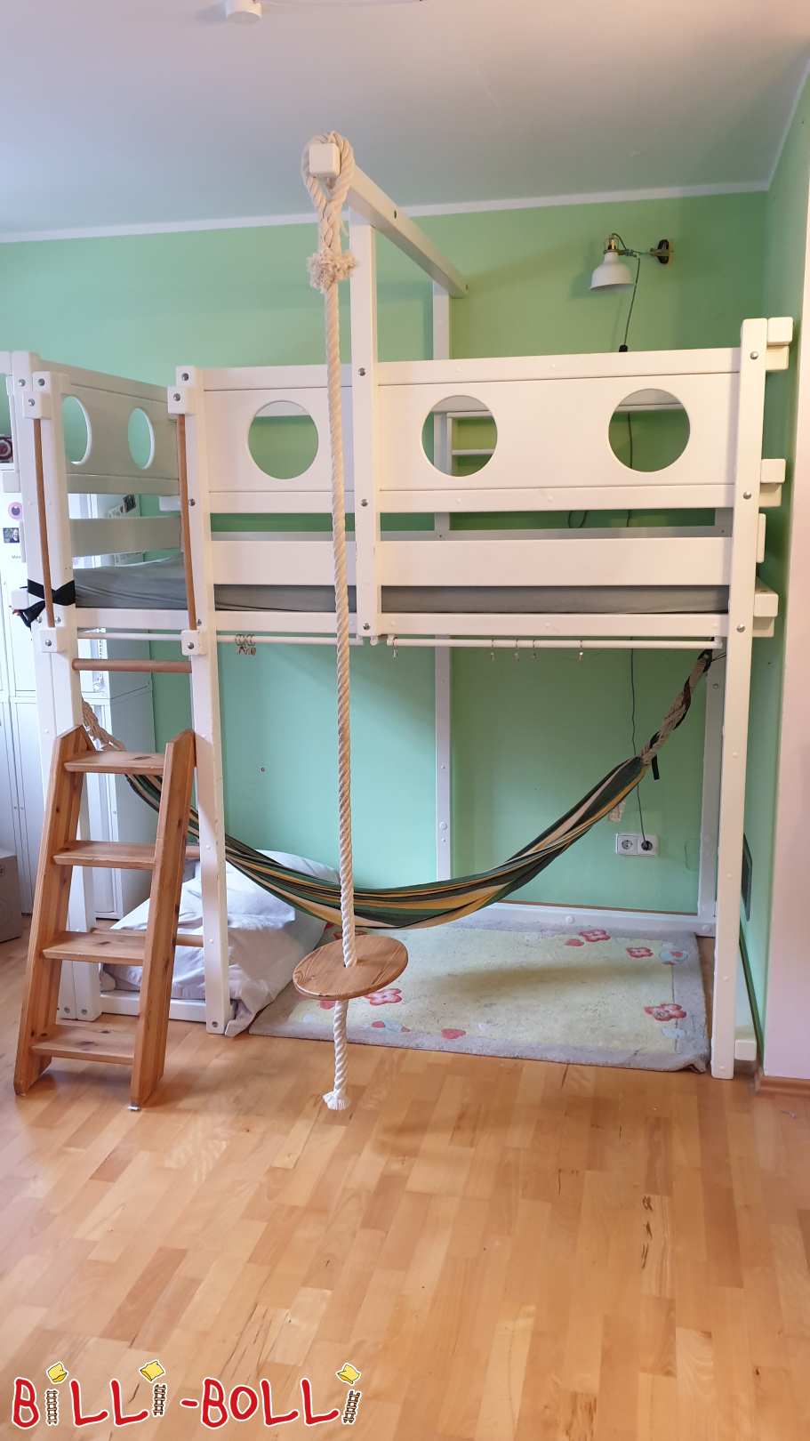 Loft seng 100x200 cm - hvit furu med køyebrett, hylle og stige (Kategori: Loftseng vokser med barnet used)