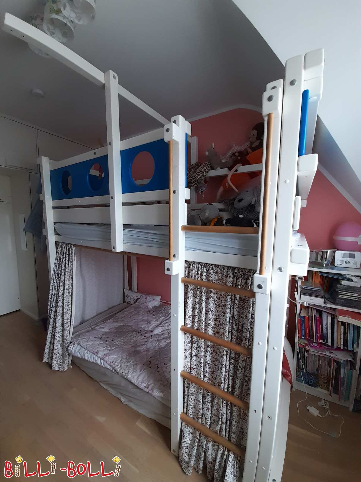 Bēniņu gulta 100x200 cm, priede, balta lakota, ar ziliem divstāvu dēļiem (Kategorija: Bēniņu gulta, kas aug kopā ar bērnu lietotu)