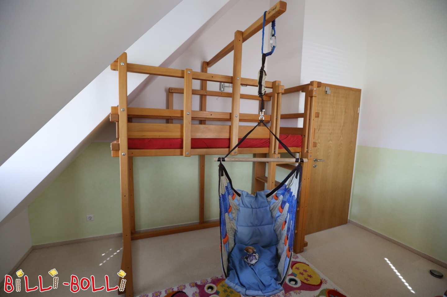 Cama alta de 90x190 cm haya con escalón de techo inclinado en el lado de la pared (Categoría: Cama alta ajustable a la edad de segunda mano)