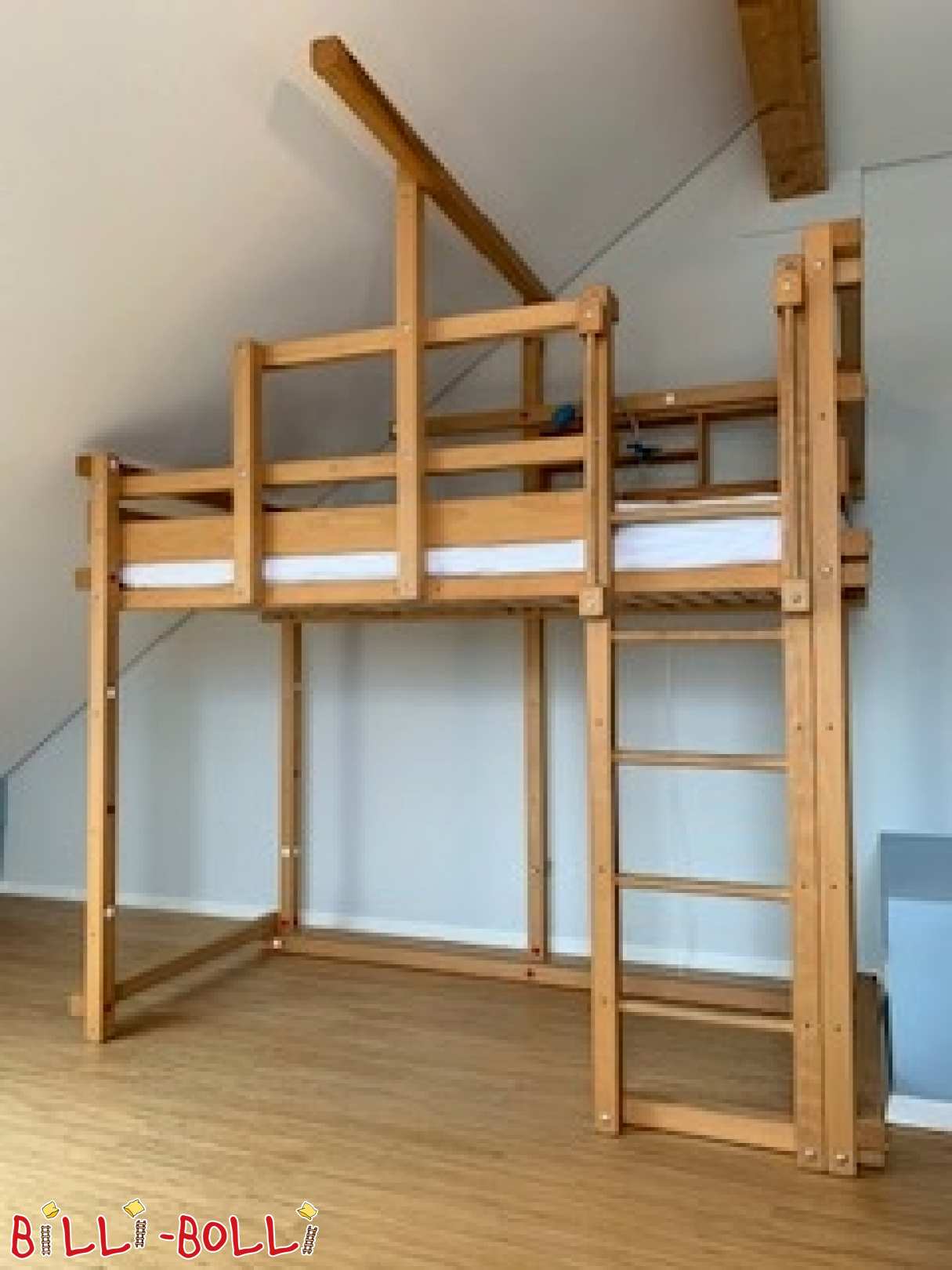 Cama tipo loft feita de faia con chanzos de teito inclinado en Nuremberg (Categoría: Necesítase cama alta)