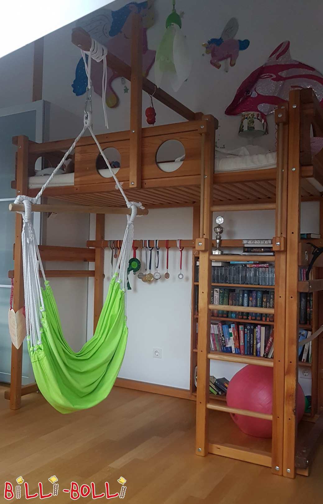 Cama tipo loft feita de piñeiro encerado en aceite en Múnic (Categoría: Necesítase cama alta)