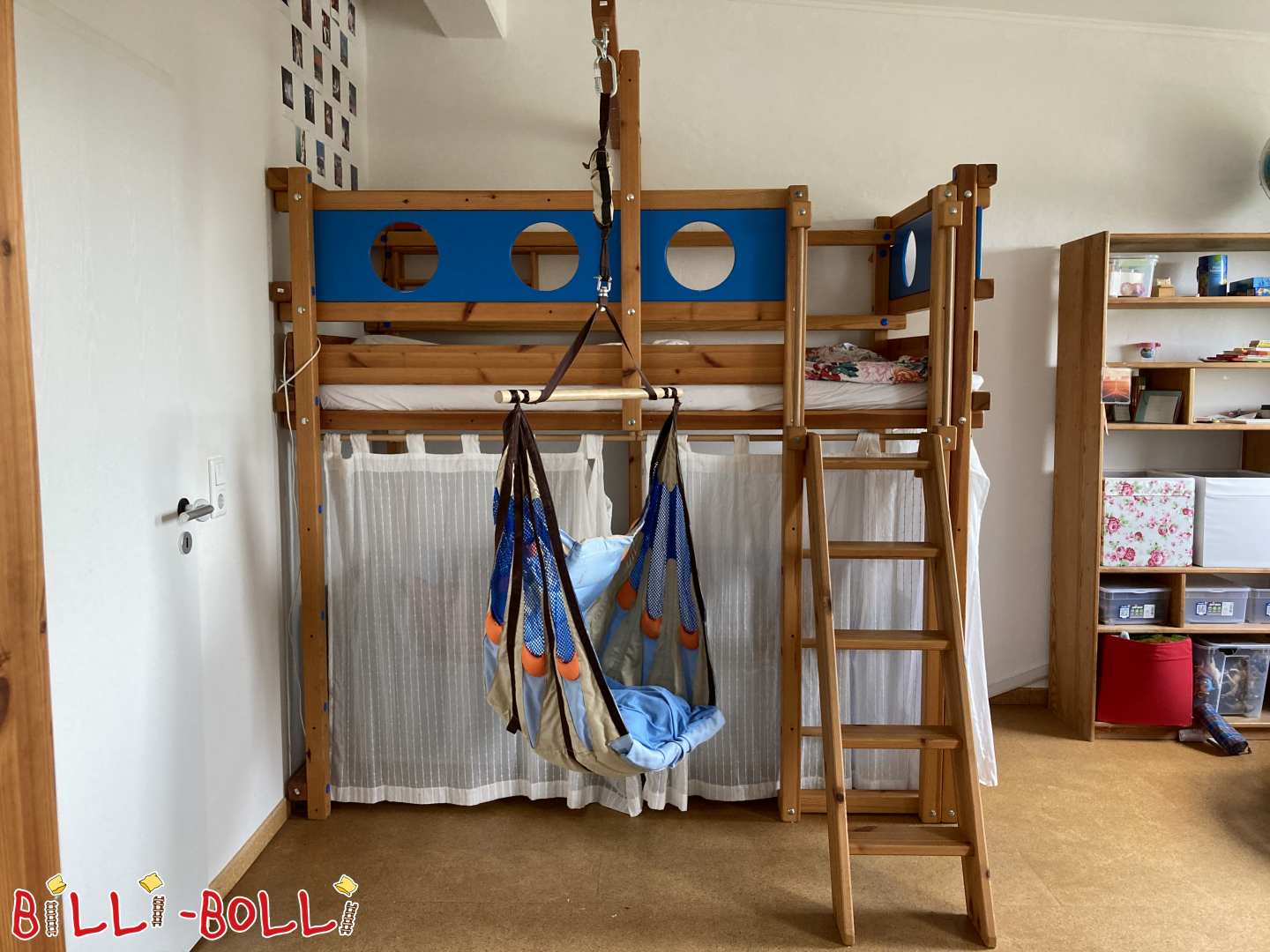 Podstrešna postelja iz bora z modrimi porthole tematskimi ploščami v Kasslu (Kategorija: Uporabljeno podstrešno ležišče)