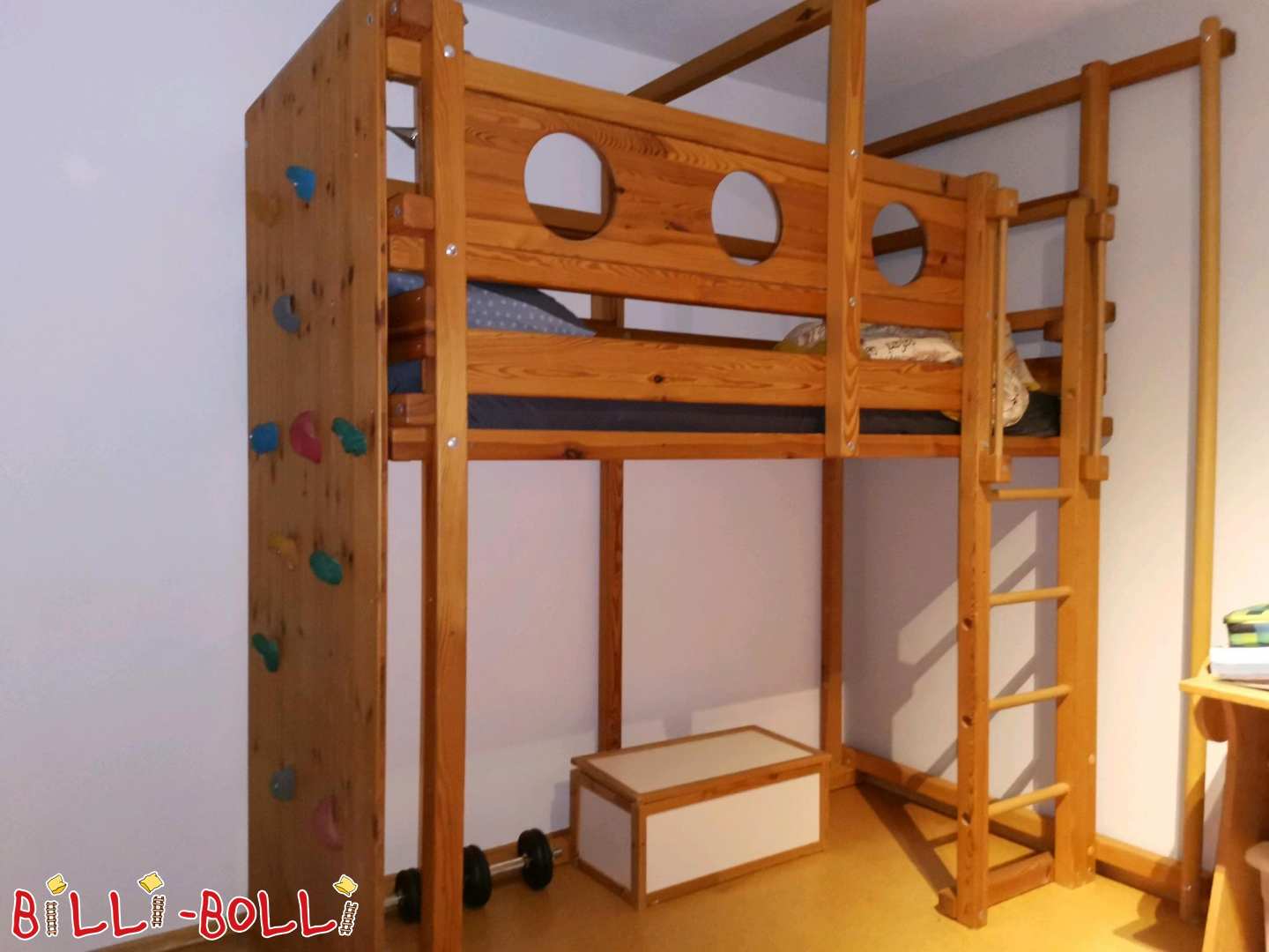 Cama alta feita de pinho com parede de escalada e poste de bombeiro (Categoria: Cama alta usada)