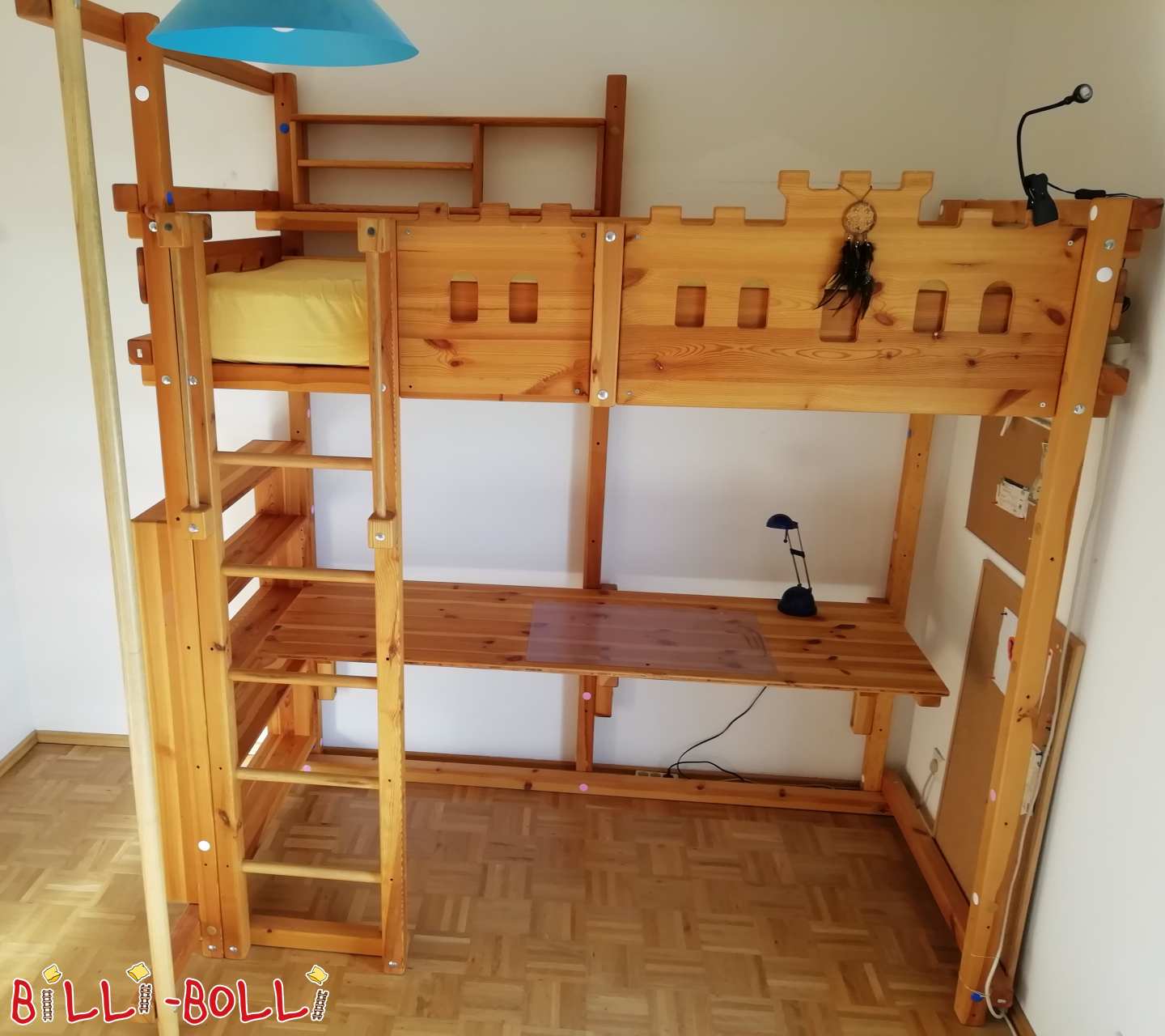 Bēniņu gulta, kurā ietilpst ugunsdzēsēja stabs, pakāpiena siena un rakstāmgalds (Kategorija: Izmantota bēniņu gulta)