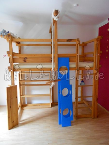 Loftová posteľ s modrými poschodovými doskami a príslušenstvom (Kategória: Použitá vysoká posteľ)