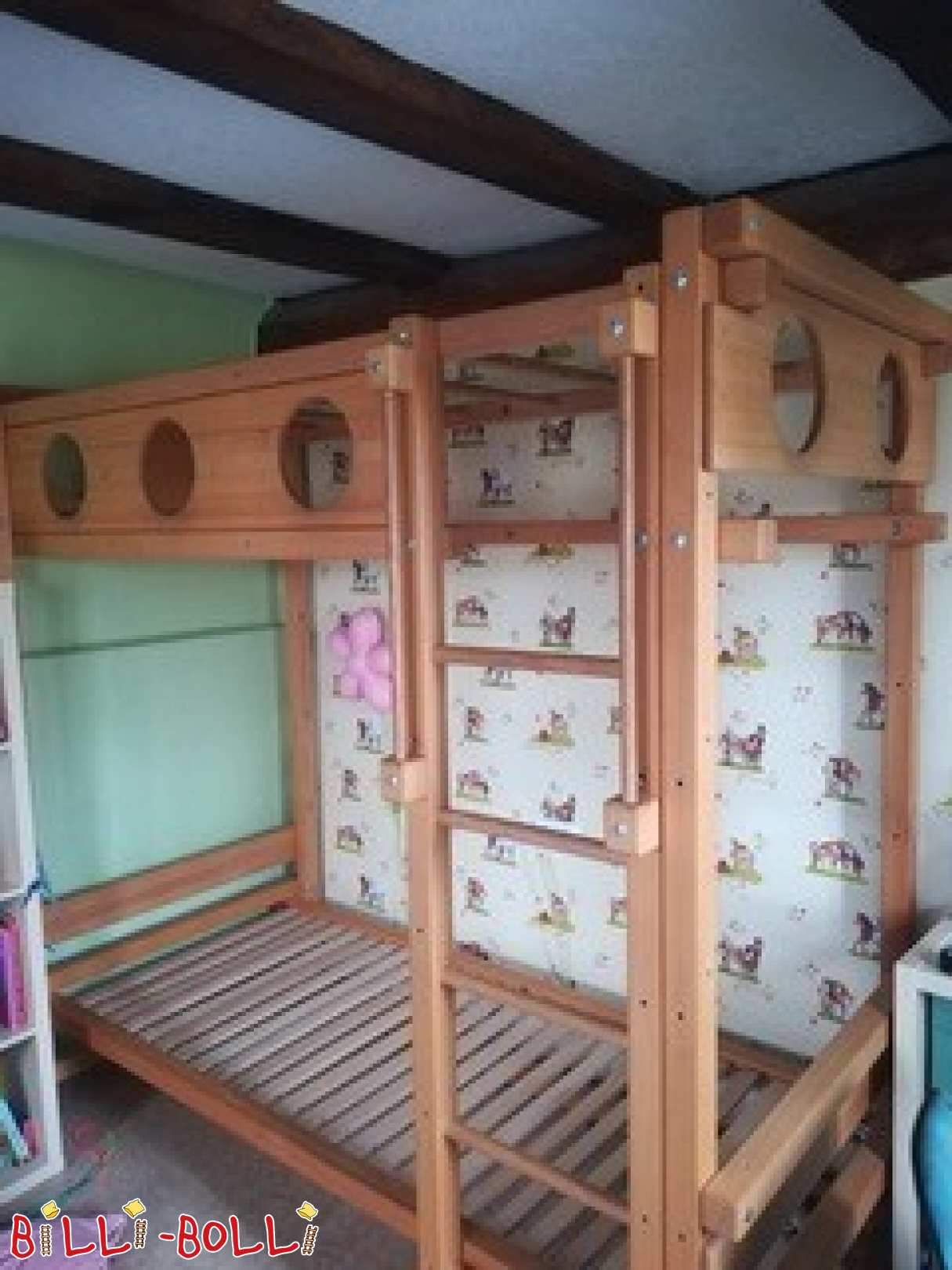 Krevet u potkrovlju s porthole daskama i visećim skelama (Kategorija: Korišten krevet u potkrovlju)