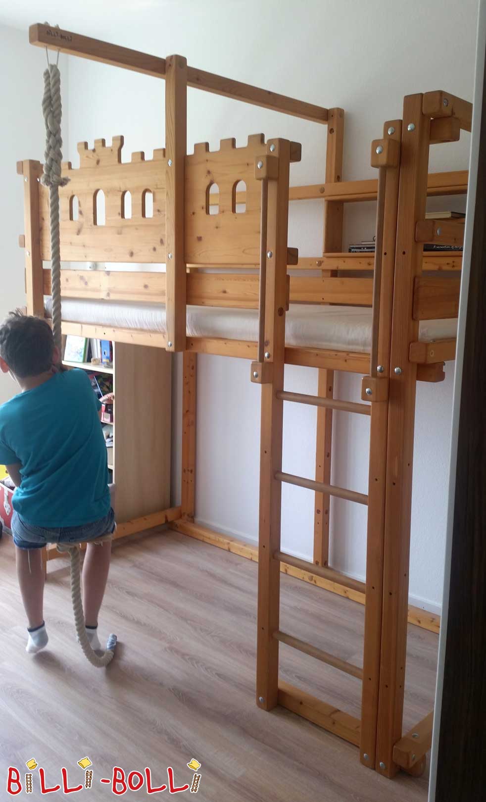 Podkrovní postel s designem rytířského hradu (Kategorie: Použité podkrovní postele)