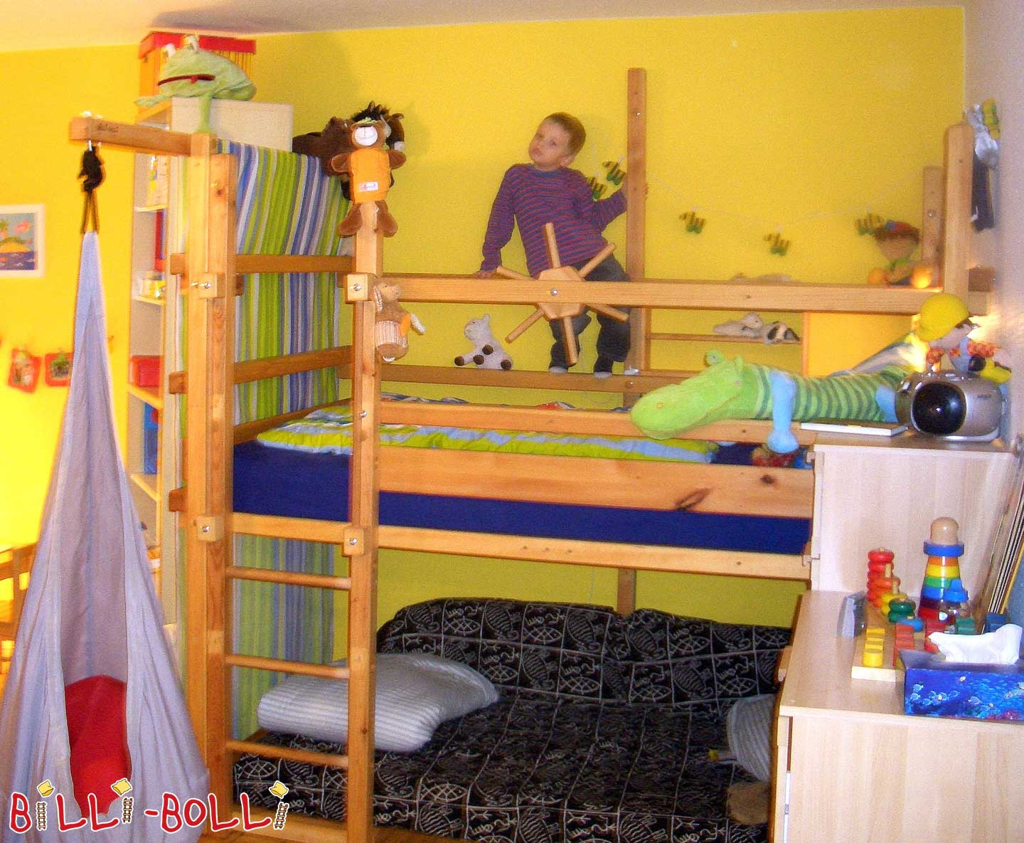 Lit mezzanine grandissant avec l’enfant, 140 x 200 cm, pin huilé couleur miel (Catégorie : lit mezzanine évolutif de seconde main)