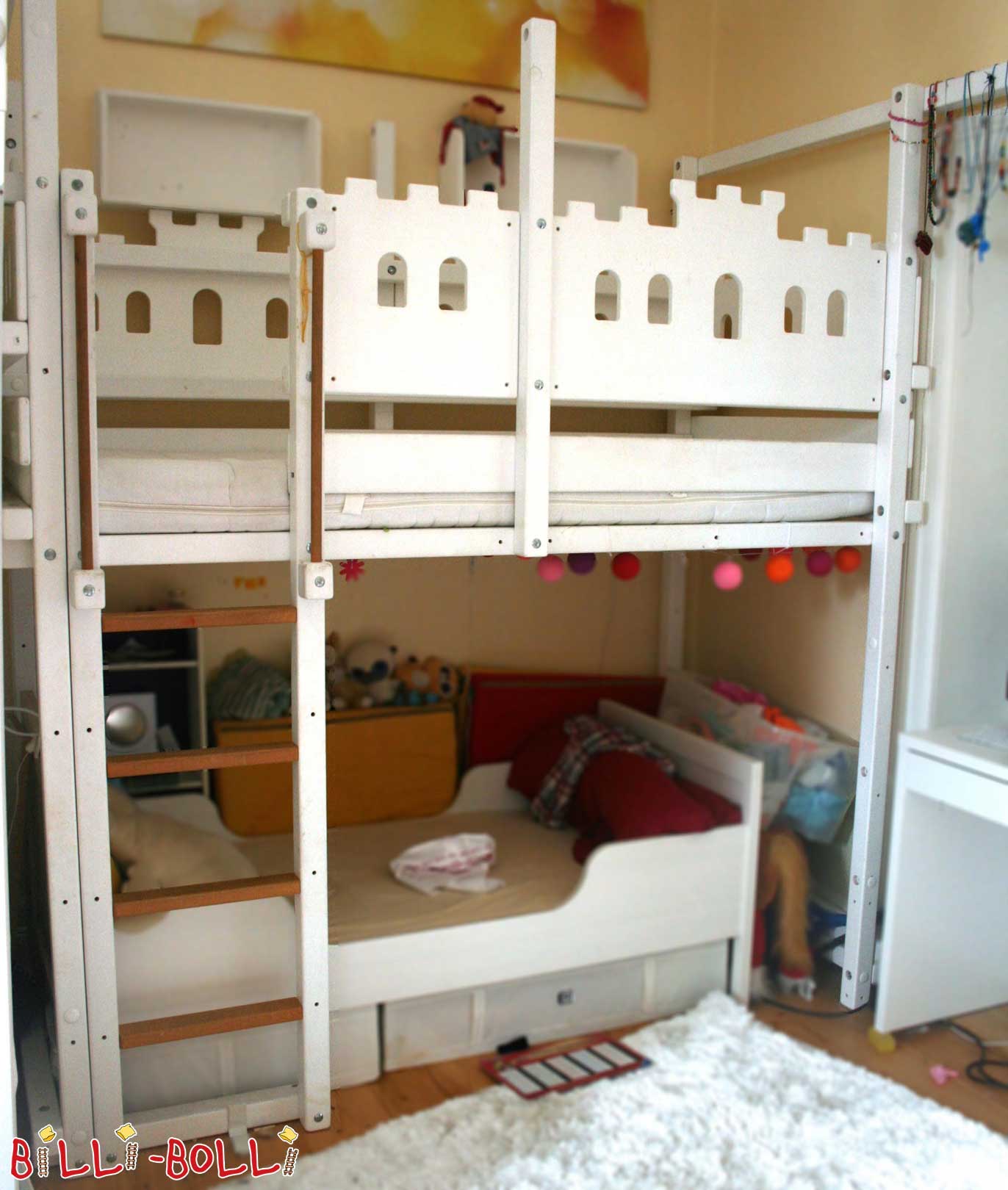 Podkrovní postel rostoucí s dítětem, 90 x 200 cm, bíle lakovaný smrk (Kategorie: Použitá podkrovní postel)