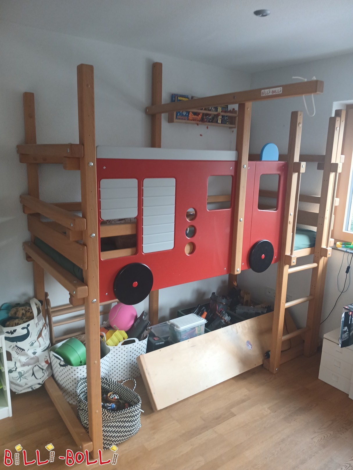 Kasvun mukana mukautuva kerrossänky 90x200 cm, jossa on paloauto (Luokka: Lapsen mukana kasvava parvisänky käytettynä)