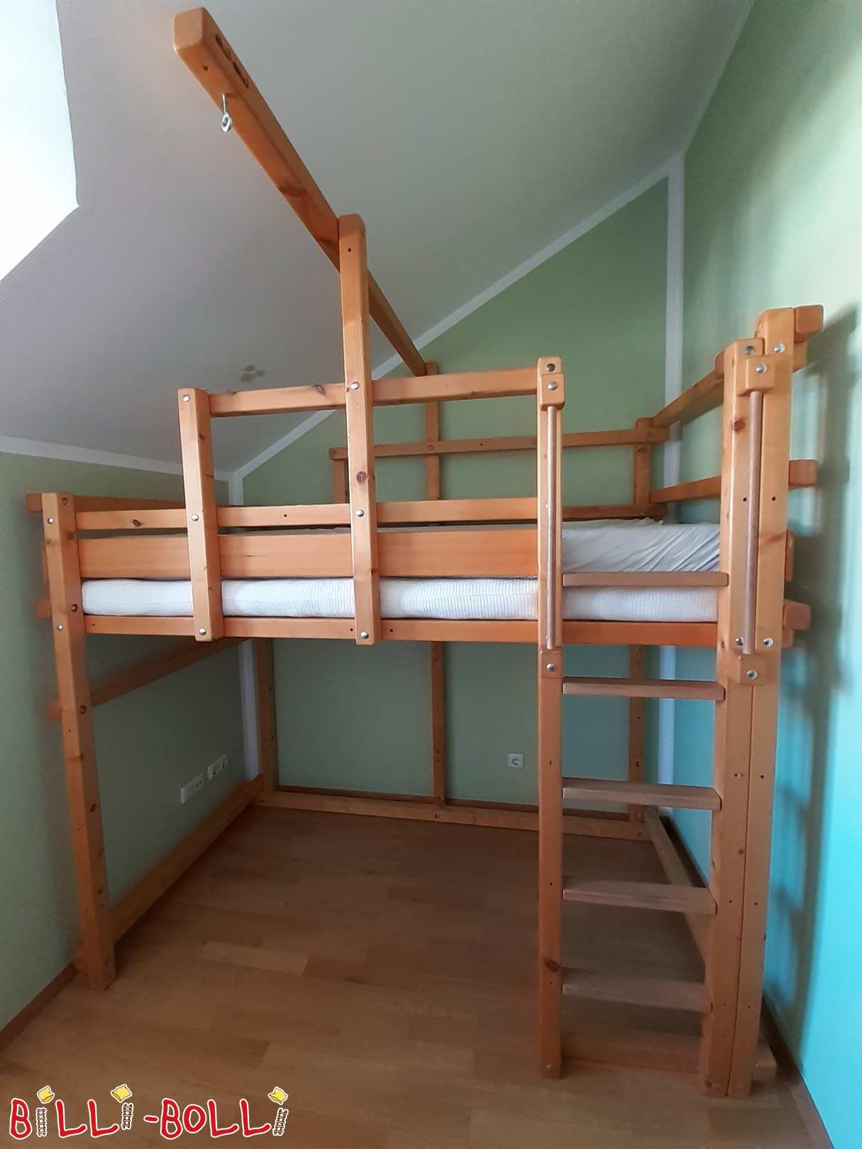 Podkrovní postel roste s vámi, smrk medově zbarvený v Mnichově (Kategorie: Použitá podkrovní postel)