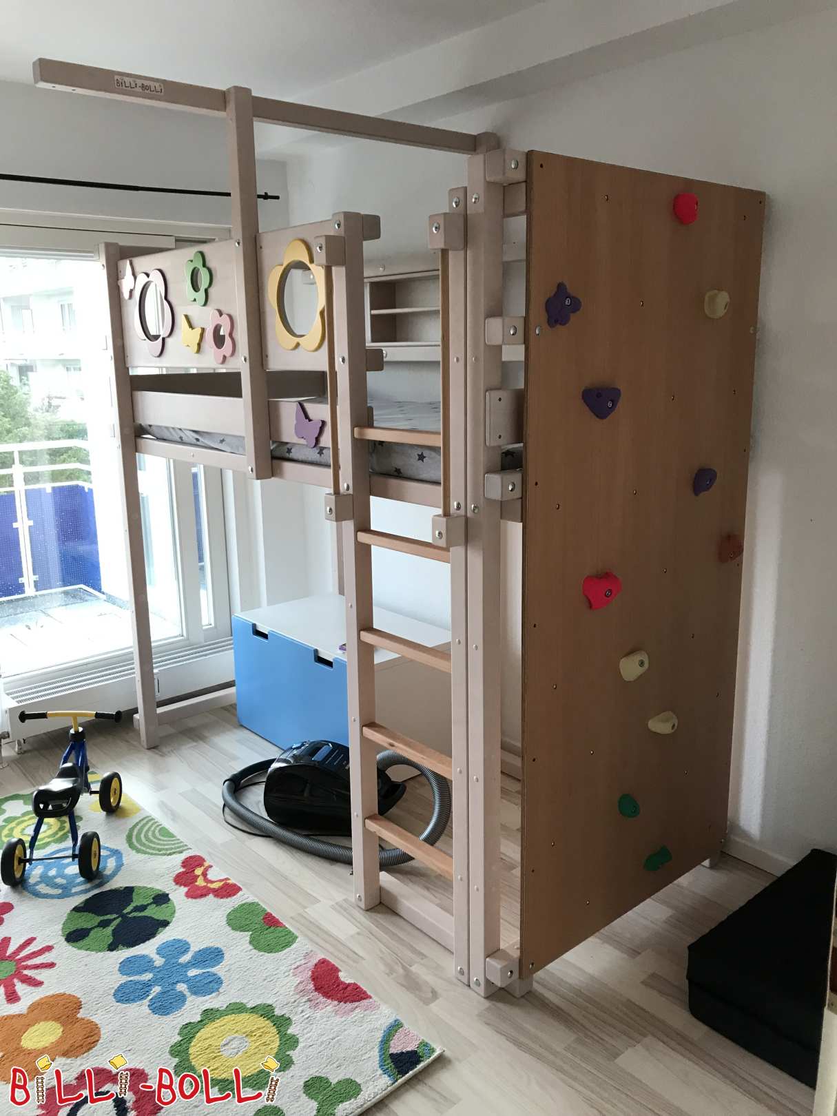 Astellbar Loftbett aus wäiss lackéierter Buche mat Accessoiren (Kategorie: Loftbett mat Armaufleeën a Leeder, gebraucht)