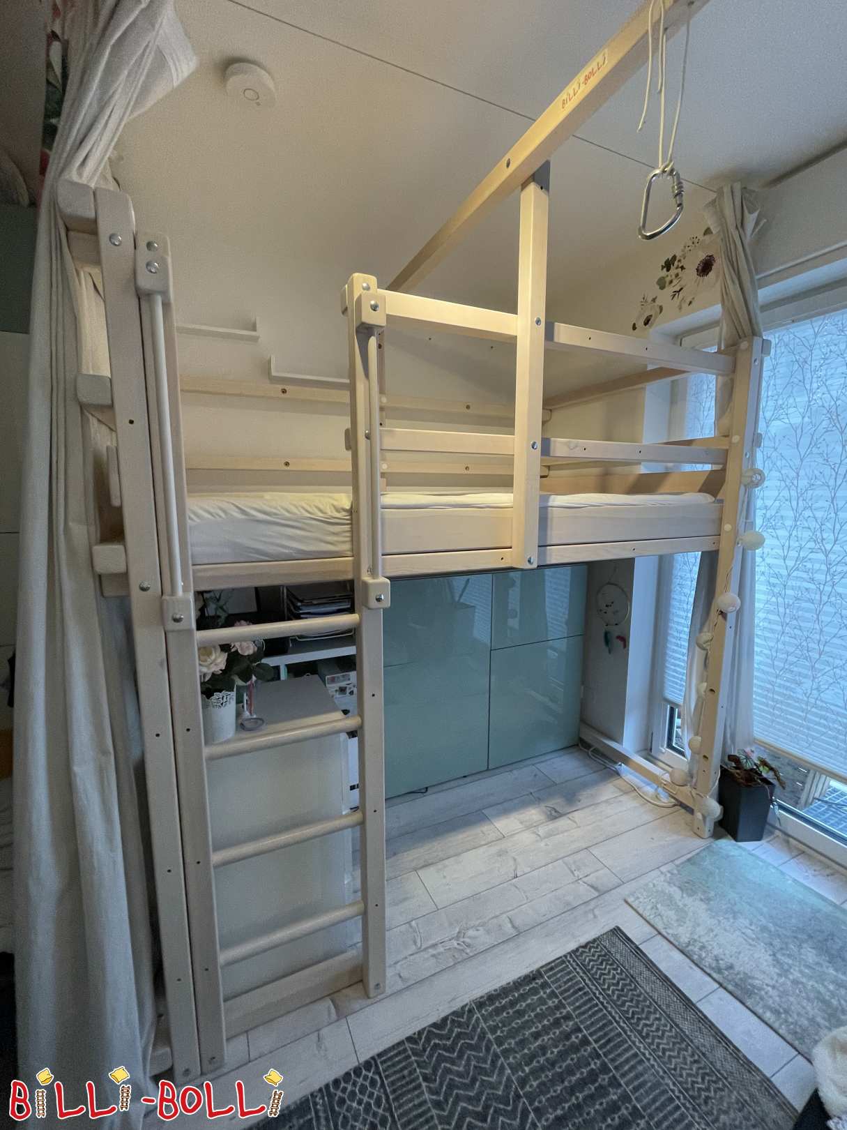 Lettu à soppalcu chì cresce cun voi in biancu, 120x200cm, cumprendi altalena è pianu di ghjocu (Category: U lettu Loft cresce cun voi used)