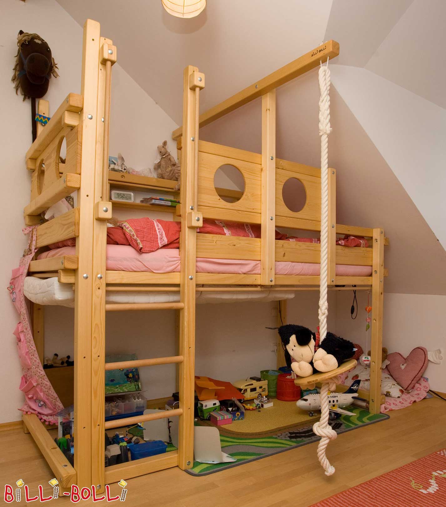 Podkrovná posteľ rastúca s dieťaťom vrátane šikmého strešného schodíka, naolejovaného voskovaného smreka (Kategória: Použitá vysoká posteľ)