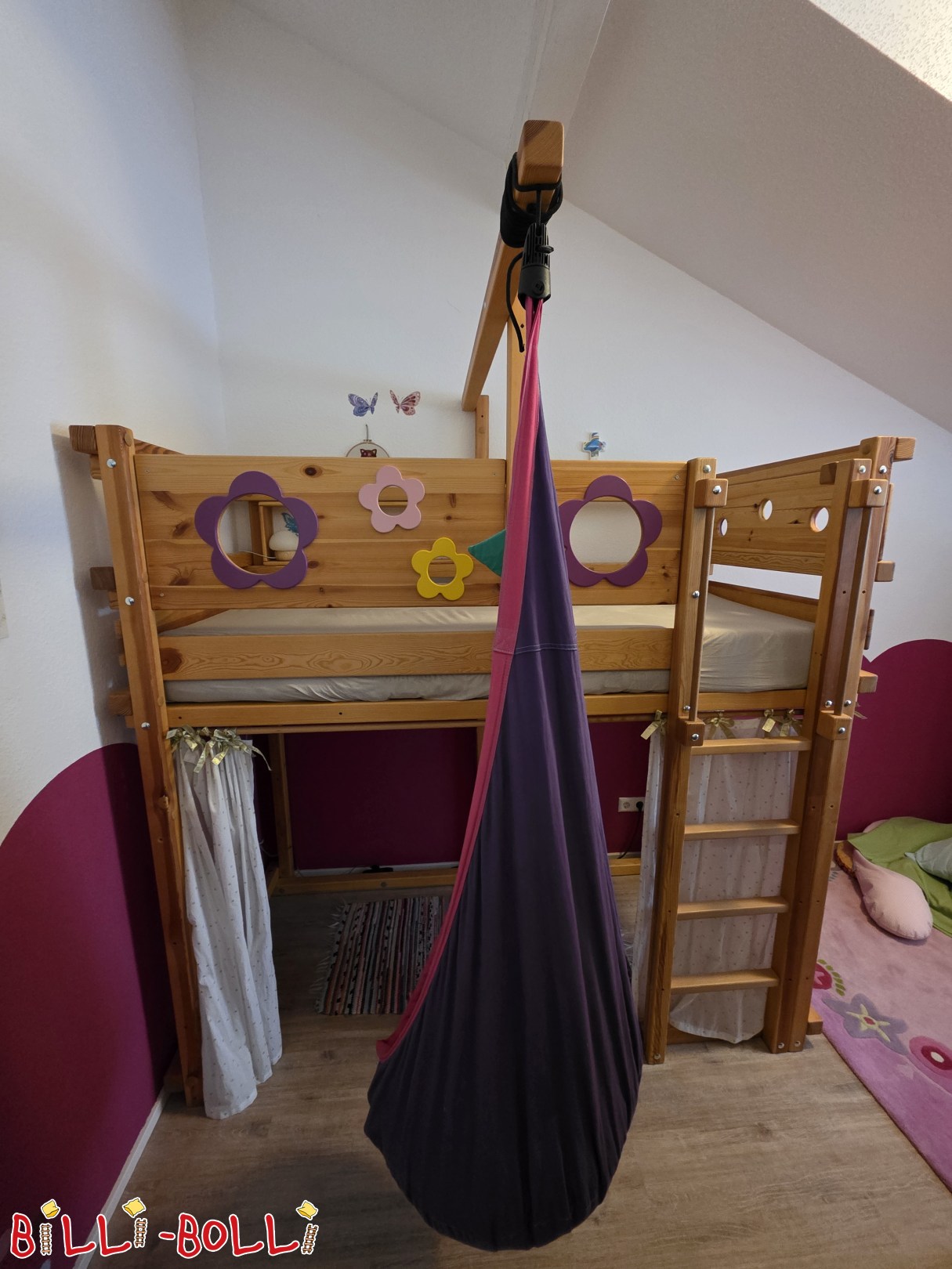 Reklamm 7105: Mat mir wuessend Loftbett aus Kiefernholz, Blummebretter, Bicherregal, ophängend Hüttchen Mat mir wuessend Loftbett aus Kiefernholz, Blummebretter, Bicherregal, ophängend Hüttchen (Kategorie: Loftbett mat Armaufleeën a Leeder, gebraucht)