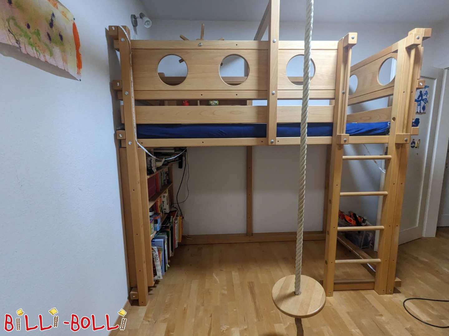 Loftbett dat mat Iech wächst (Kéier) mat groussem a klenge Regaler (Kategorie: Loftbett wiisst mat Iech benotzt)