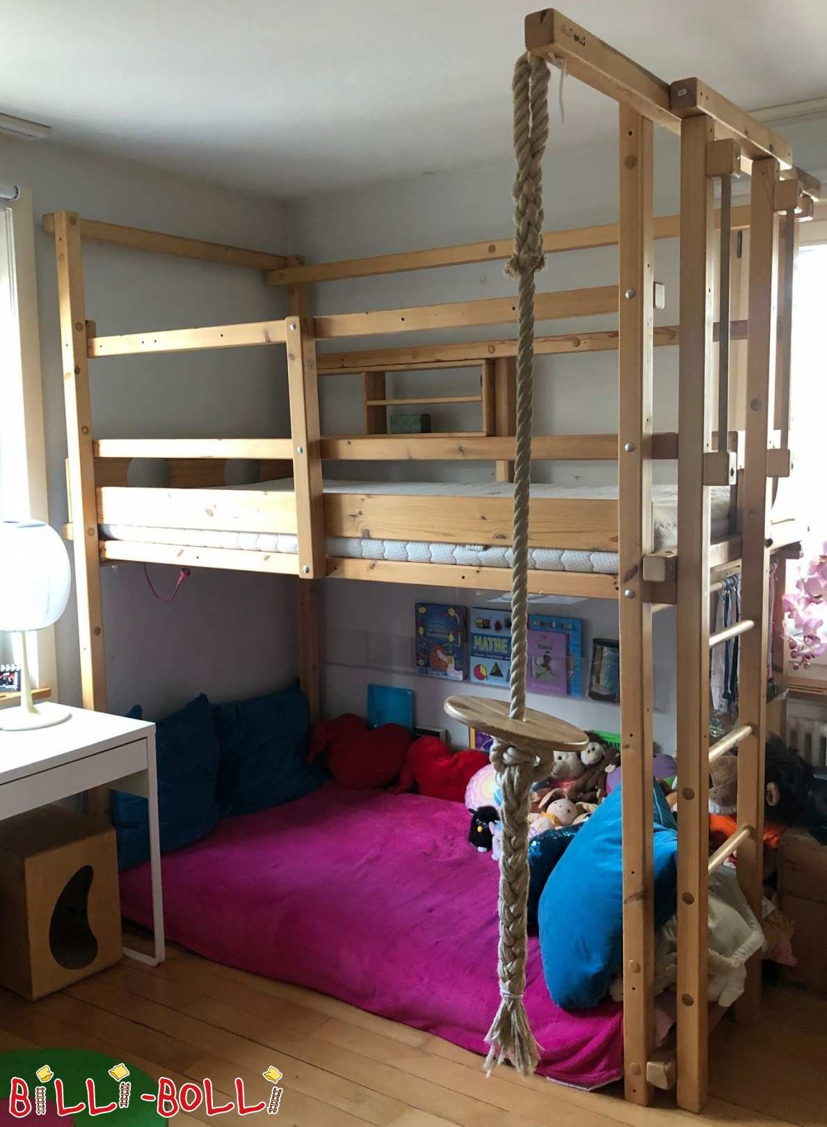 Podkrovná posteľ rastúca s posuvnou vežou a šmýkačkou z borovice v Zürichu (Kategória: Použitá vysoká posteľ)