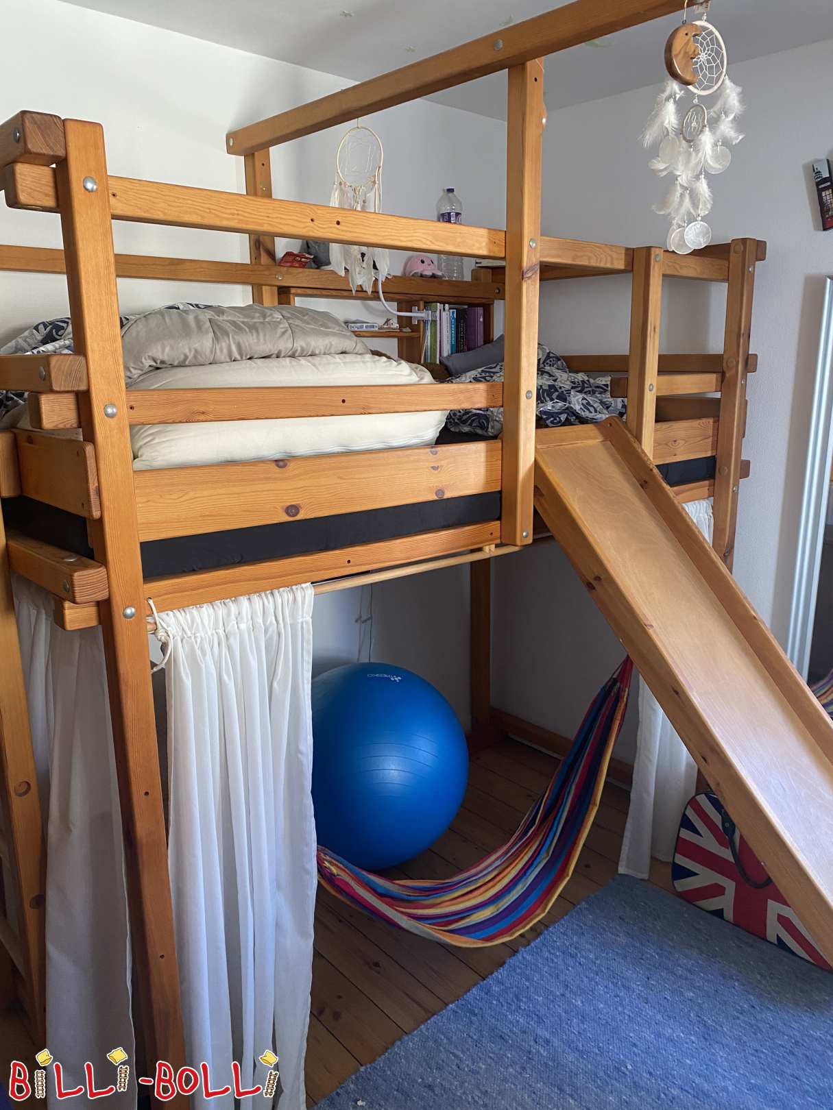 Lapsen mukana kasvava parvisänky, ritarilinna, jossa on liukumäki, riippumatto, pieni hyllytaso (Luokka: Lapsen mukana kasvava parvisänky käytettynä)