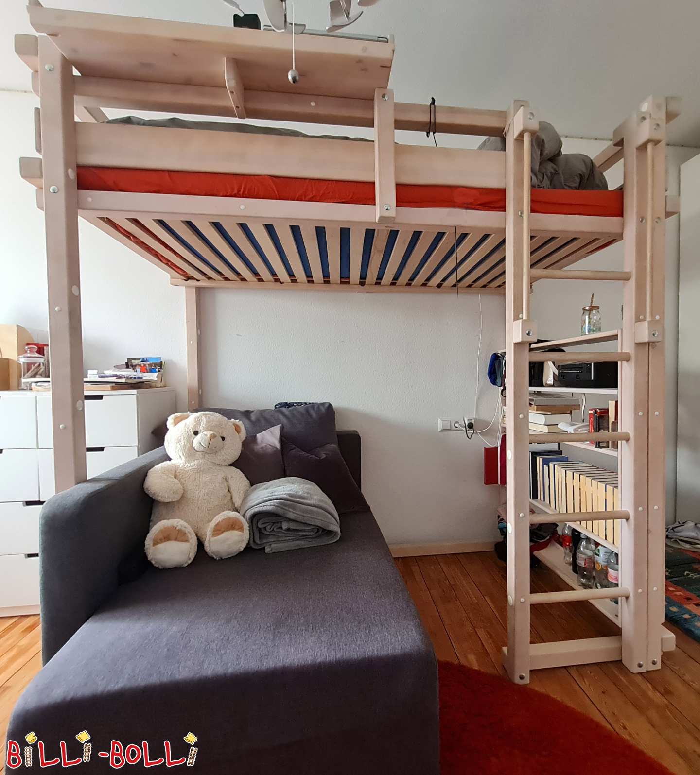 Jaunimo lova aukšta su didele lentyna ir naktiniu staliuku, pušies glazūruota balta (Kategorija: Jaunimo palėpės lova used)